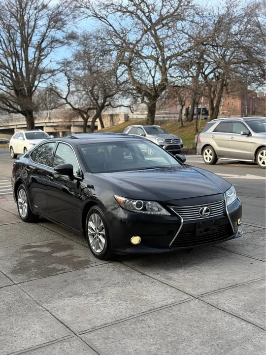 2013 Lexus ES 6th Gen - Image 2 of 11