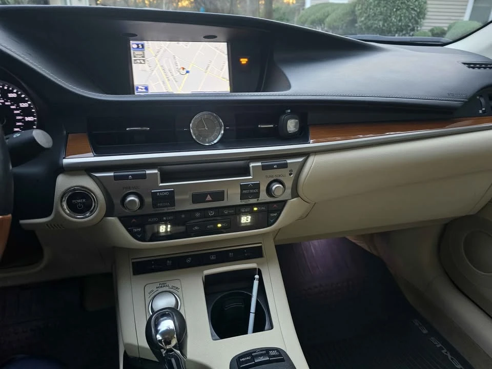 2013 Lexus ES 6th Gen - Image 7 of 9