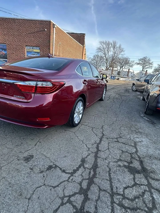 2013 Lexus ES 6th Gen - Image 14 of 16