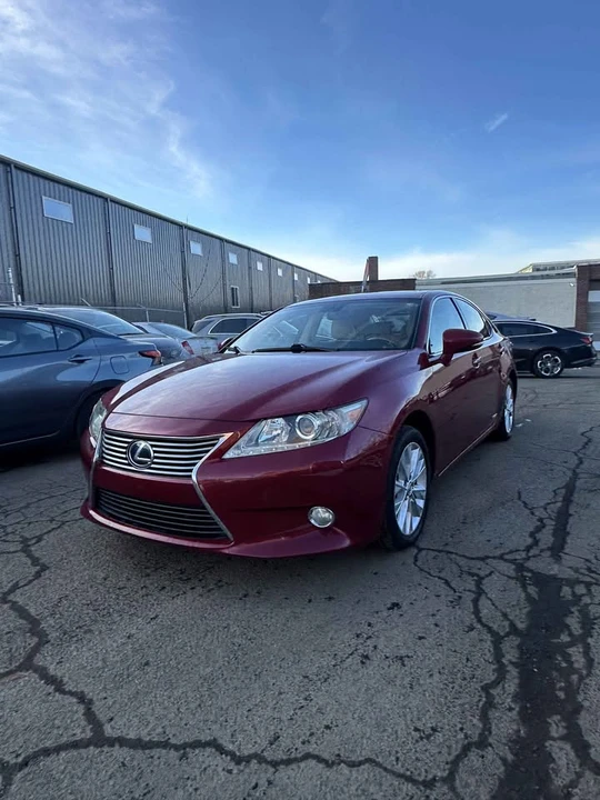2013 Lexus ES 6th Gen - Image 2 of 16