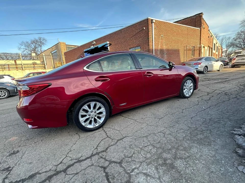 2013 Lexus ES 6th Gen - Image 5 of 16