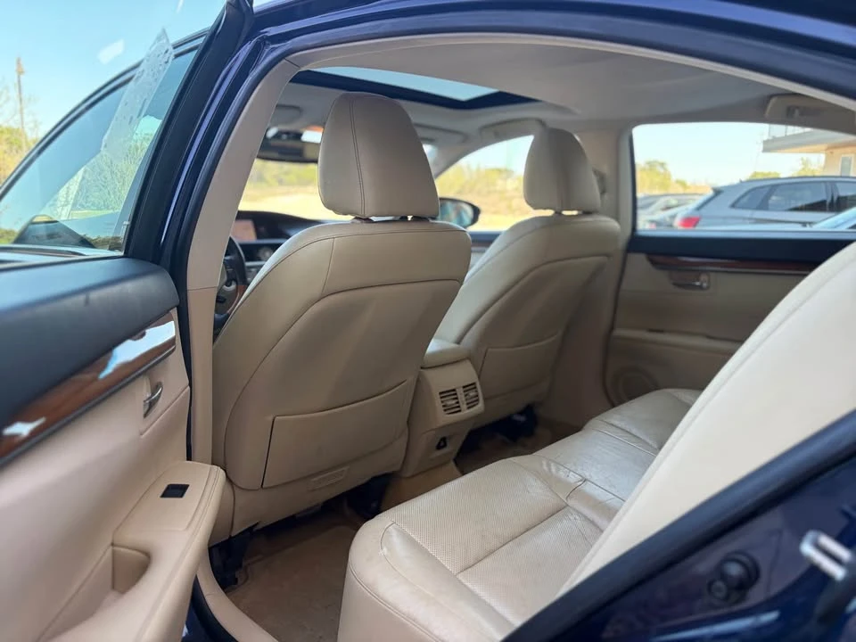 2013 Lexus ES 6th Gen - Image 10 of 17