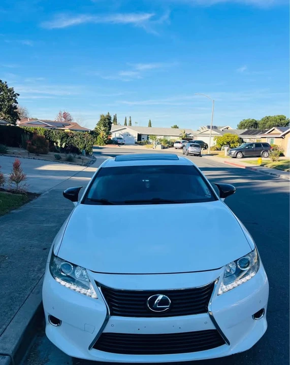 2013 Lexus ES 6th Gen - Image 2 of 8