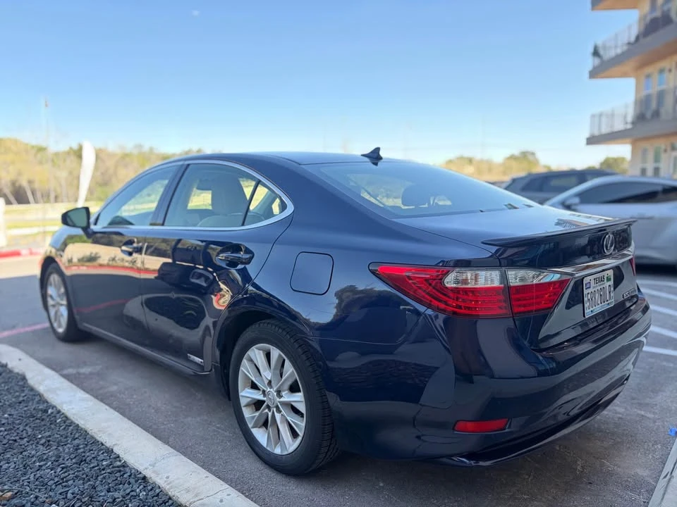 2013 Lexus ES 6th Gen - Image 4 of 17