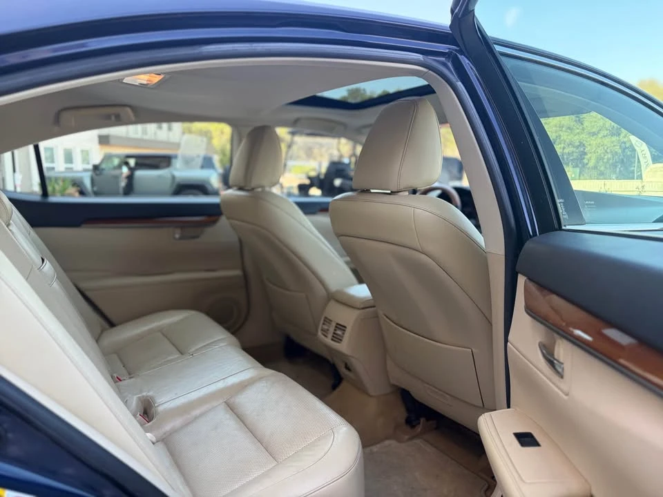 2013 Lexus ES 6th Gen - Image 11 of 17