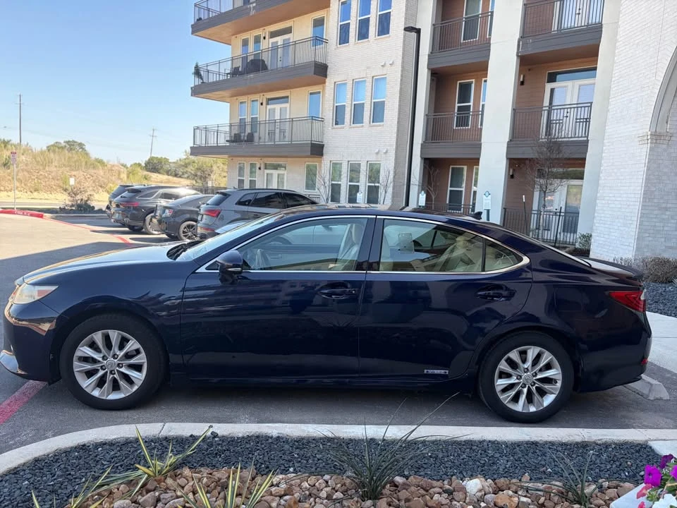 2013 Lexus ES 6th Gen - Image 5 of 17