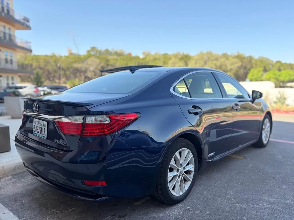 2013 Lexus ES 6th Gen - Image 2 of 17