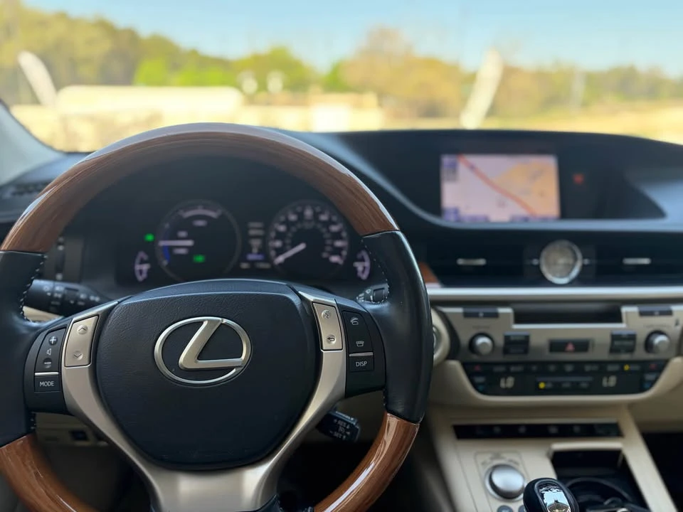 2013 Lexus ES 6th Gen - Image 8 of 17