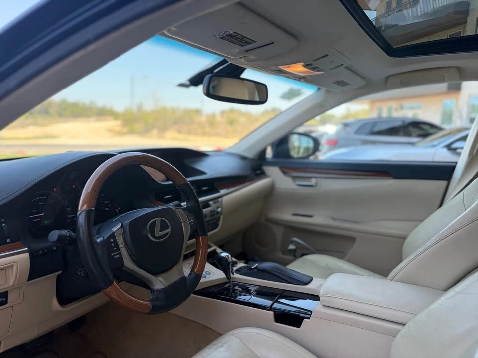 2013 Lexus ES 6th Gen - Image 9 of 17