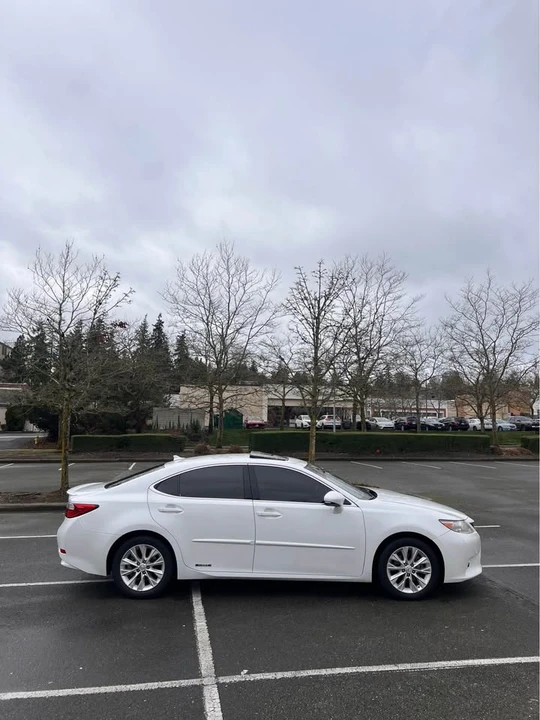 2013 Lexus ES 6th Gen - Image 2 of 15