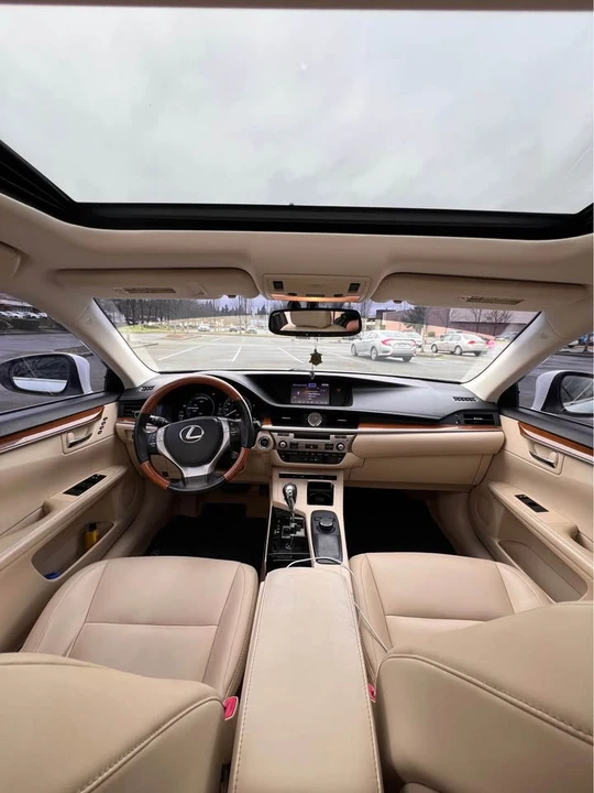 2013 Lexus ES 6th Gen - Image 9 of 15
