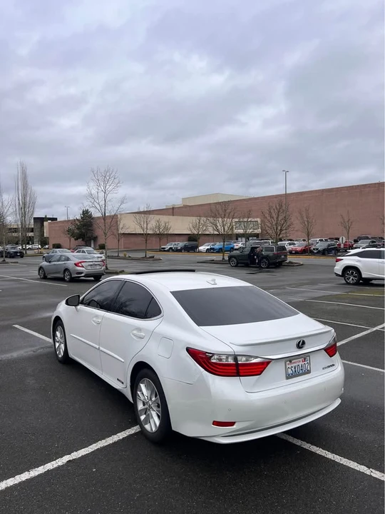 2013 Lexus ES 6th Gen - Image 5 of 15