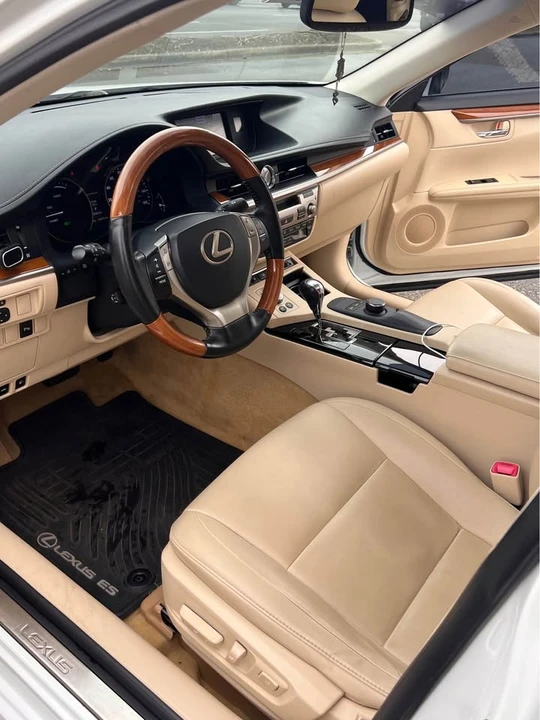 2013 Lexus ES 6th Gen - Image 10 of 15