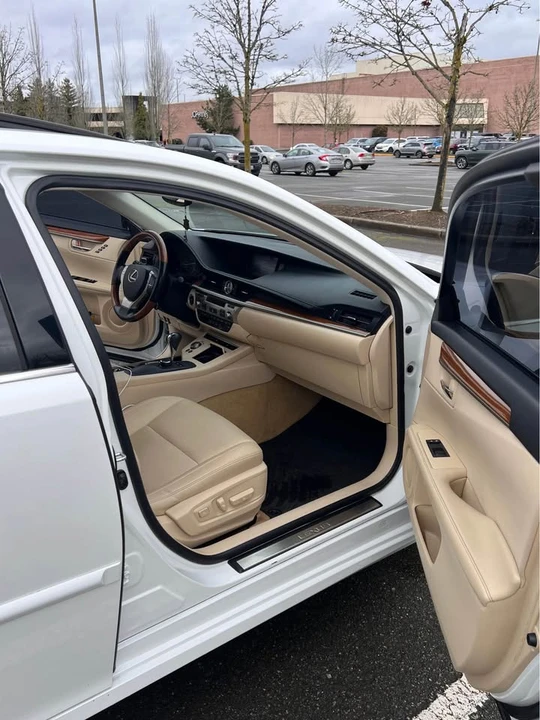 2013 Lexus ES 6th Gen - Image 11 of 15