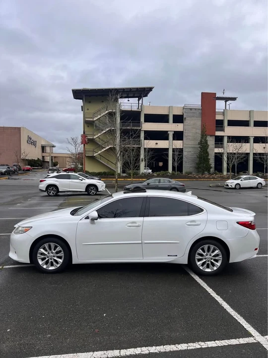 2013 Lexus ES 6th Gen - Image 7 of 15