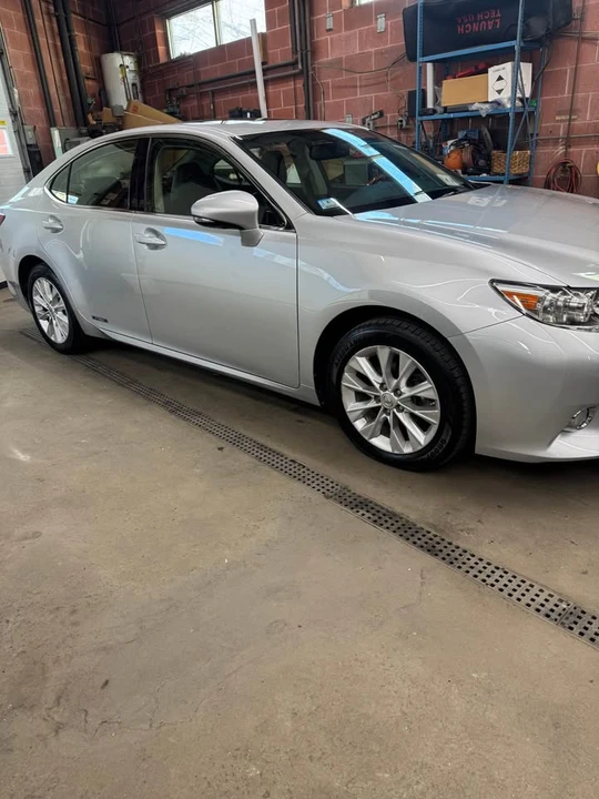 2013 Lexus ES 6th Gen - Image 2 of 11
