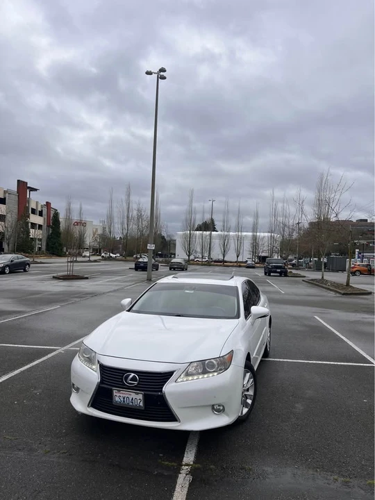 2013 Lexus ES 6th Gen - Image 8 of 15