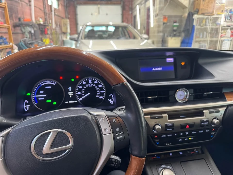 2013 Lexus ES 6th Gen - Image 8 of 11