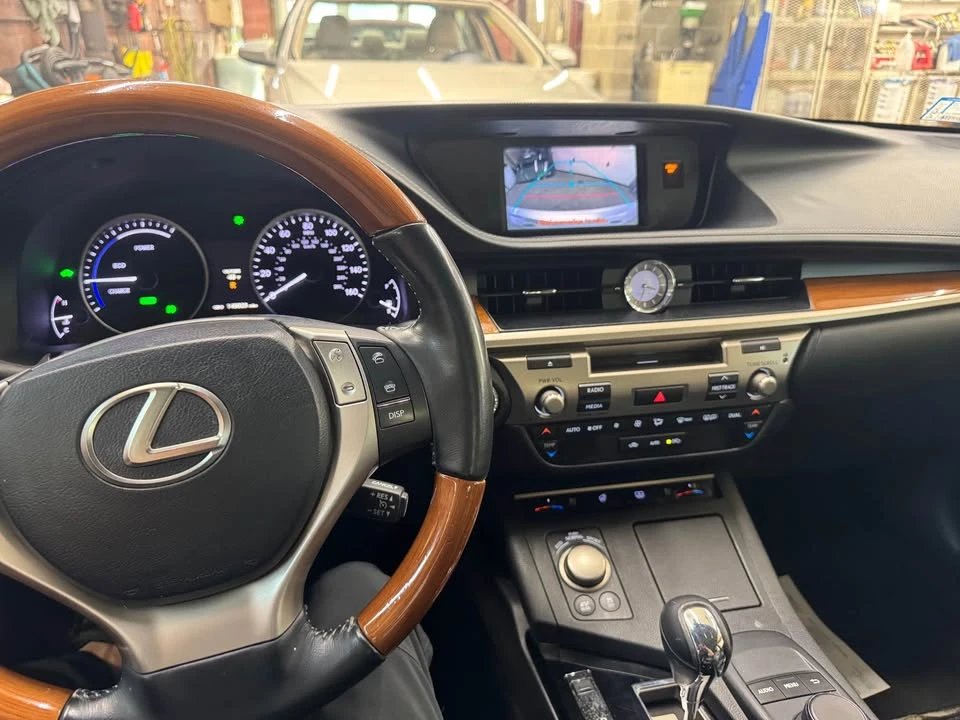 2013 Lexus ES 6th Gen - Image 10 of 11