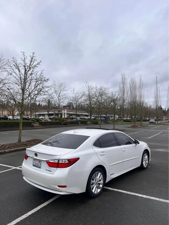 2013 Lexus ES 6th Gen - Image 3 of 15