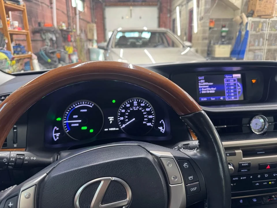 2013 Lexus ES 6th Gen - Image 9 of 11