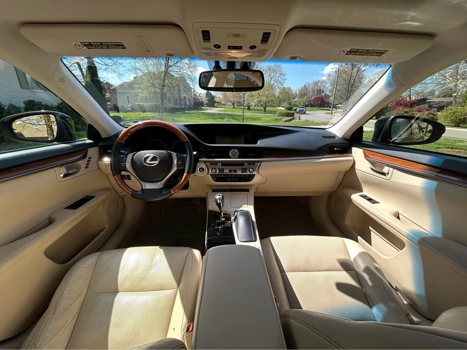 2013 Lexus ES 6th Gen - Image 2 of 12