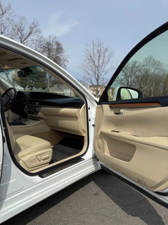 2013 Lexus ES 6th Gen - Image 10 of 15