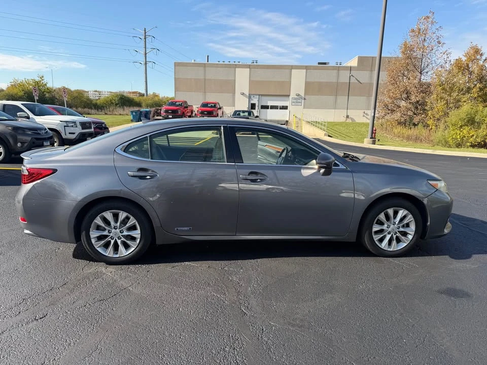 2013 Lexus ES 6th Gen - Image 7 of 8
