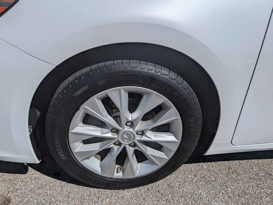 2013 Lexus ES 6th Gen - Image 9 of 20