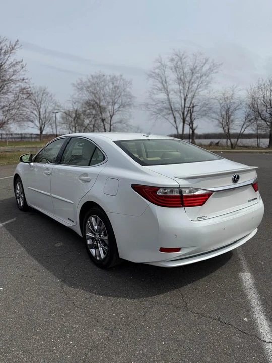 2013 Lexus ES 6th Gen - Image 4 of 15