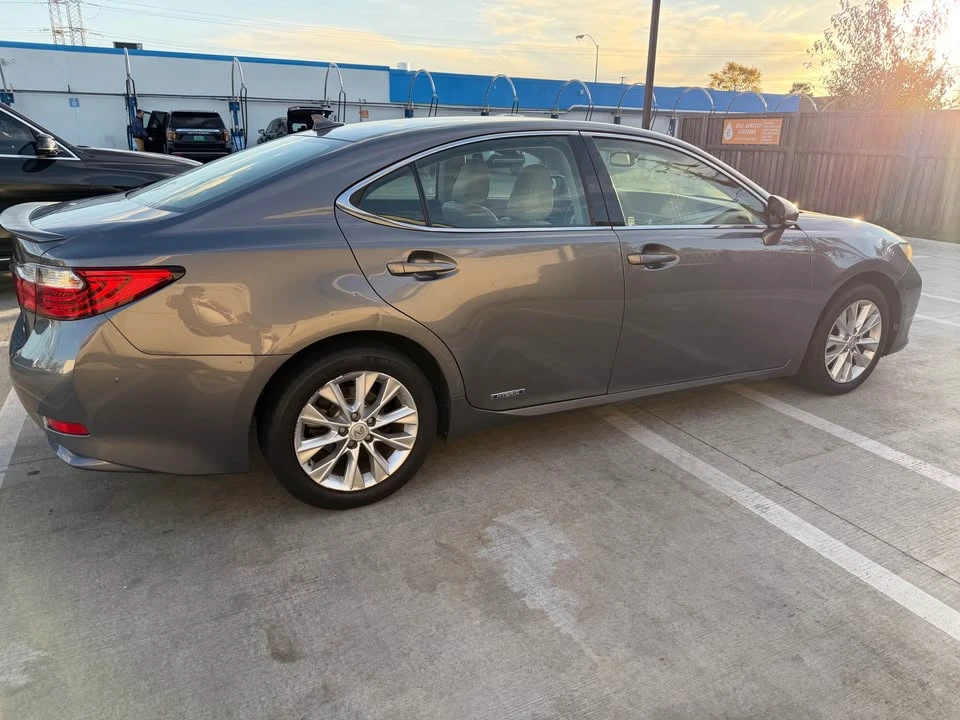 2013 Lexus ES 6th Gen - Image 4 of 8