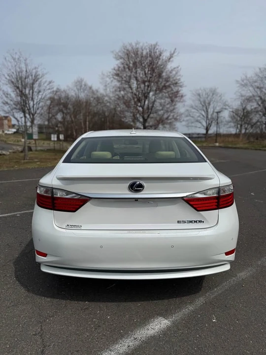 2013 Lexus ES 6th Gen - Image 5 of 15