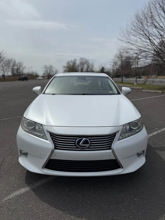 2013 Lexus ES 6th Gen - Image 2 of 15