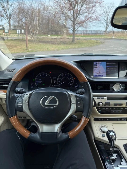 2013 Lexus ES 6th Gen - Image 9 of 15