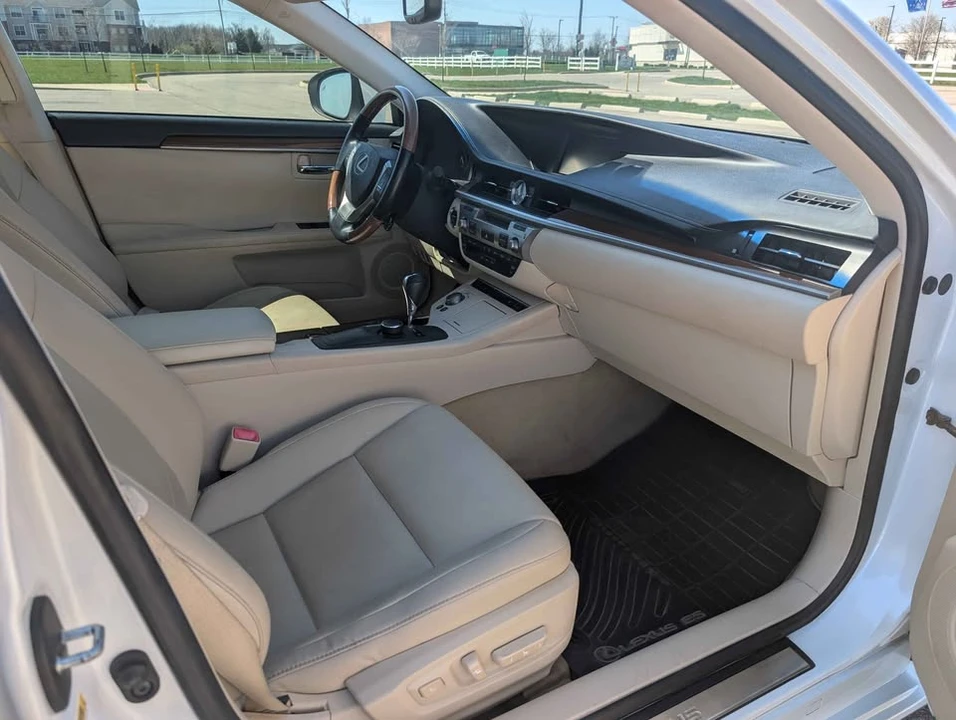 2013 Lexus ES 6th Gen - Image 19 of 20