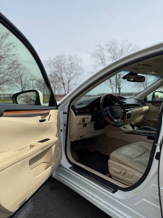 2013 Lexus ES 6th Gen - Image 8 of 15