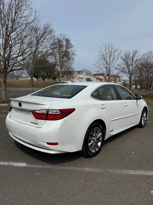 2013 Lexus ES 6th Gen - Image 6 of 15