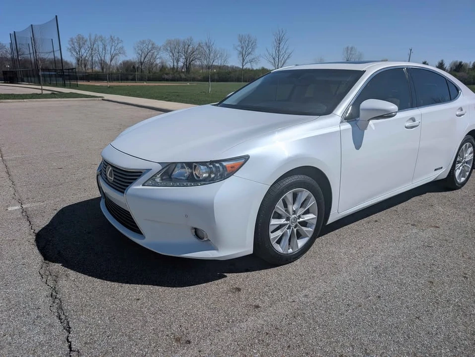 2013 Lexus ES 6th Gen - Image 2 of 20