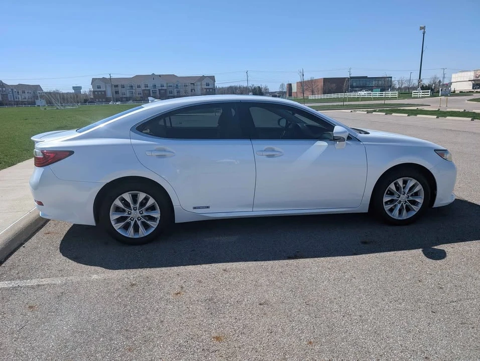 2013 Lexus ES 6th Gen - Image 12 of 20