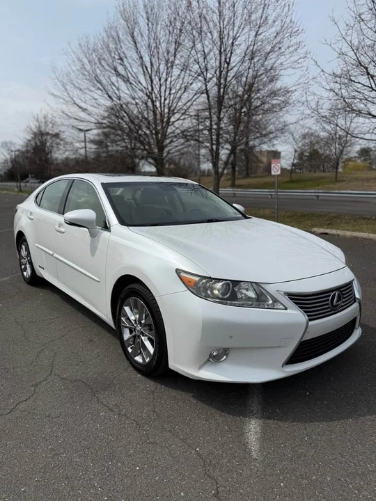 2013 Lexus ES 6th Gen - Image 3 of 15