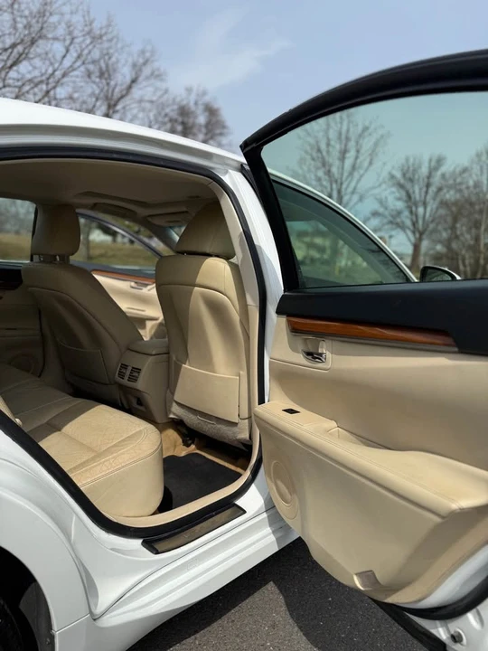 2013 Lexus ES 6th Gen - Image 13 of 15