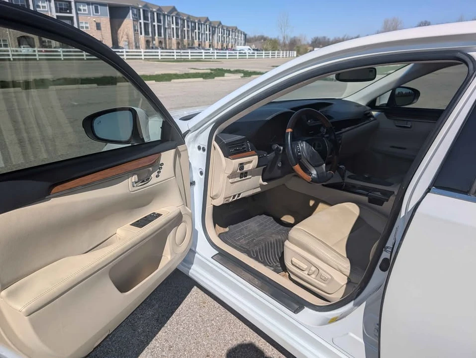 2013 Lexus ES 6th Gen - Image 5 of 20