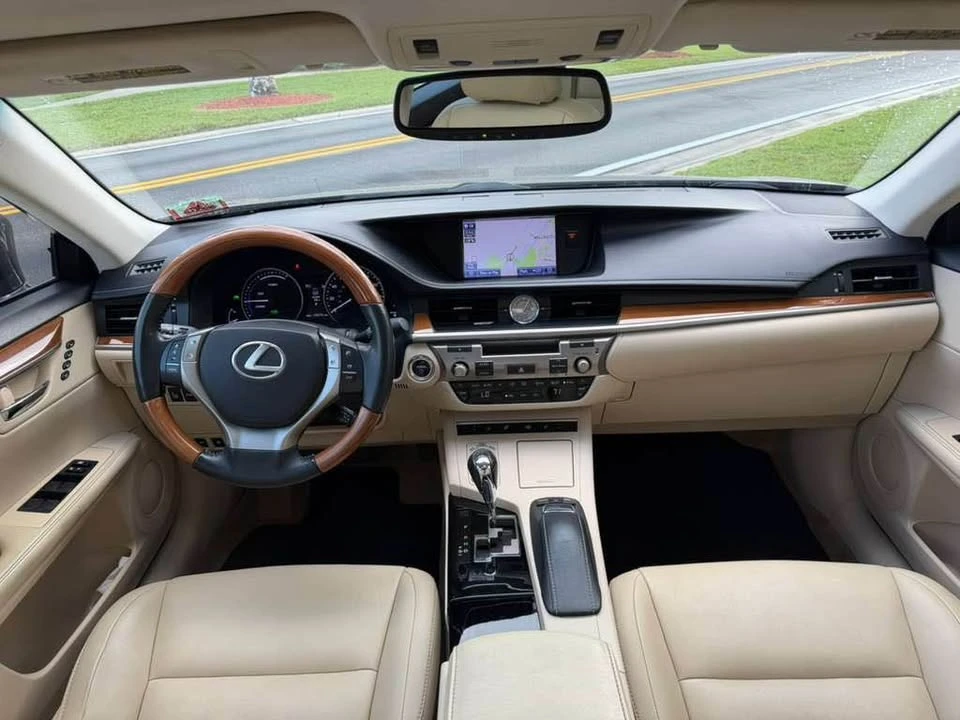 2013 Lexus ES 6th Gen - Image 2 of 18