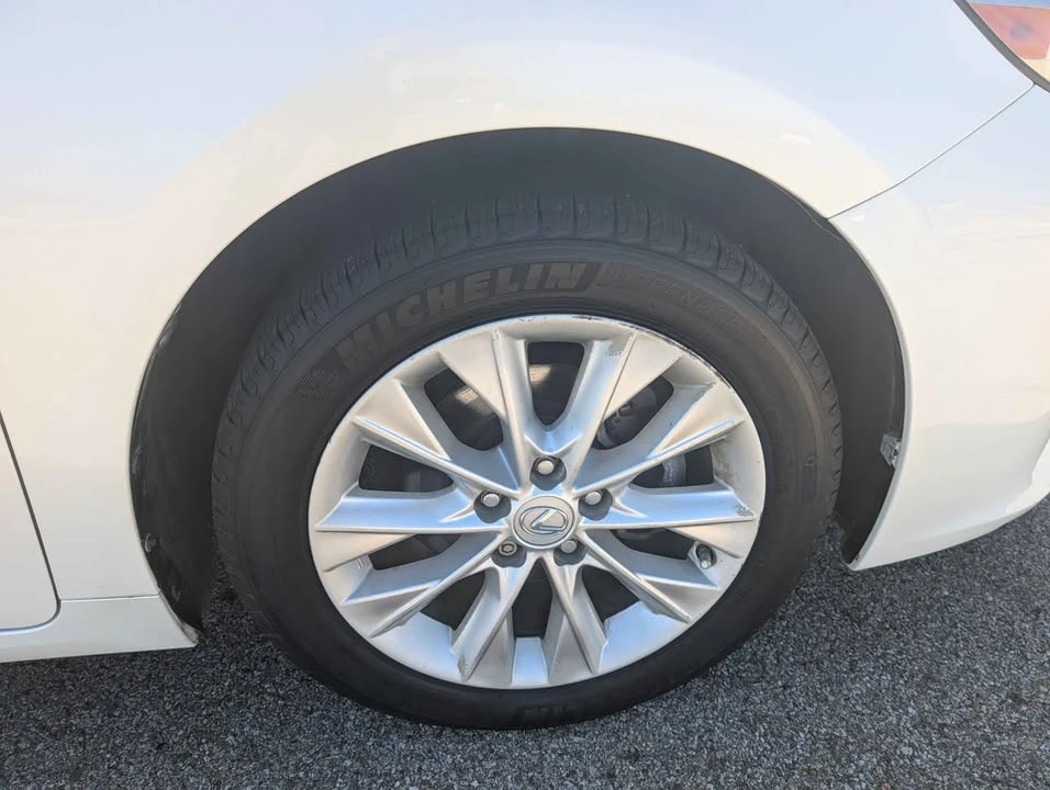 2013 Lexus ES 6th Gen - Image 17 of 20