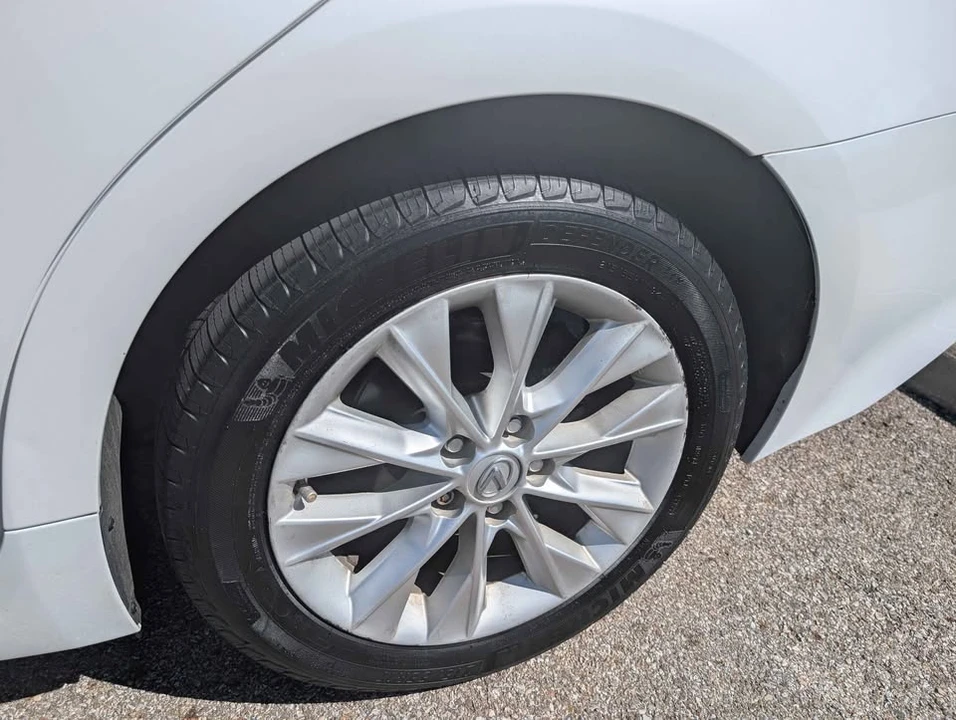 2013 Lexus ES 6th Gen - Image 10 of 20