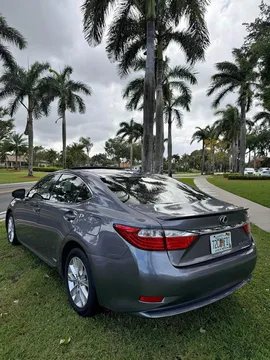 2013 Lexus ES 300h Luxury Sedan