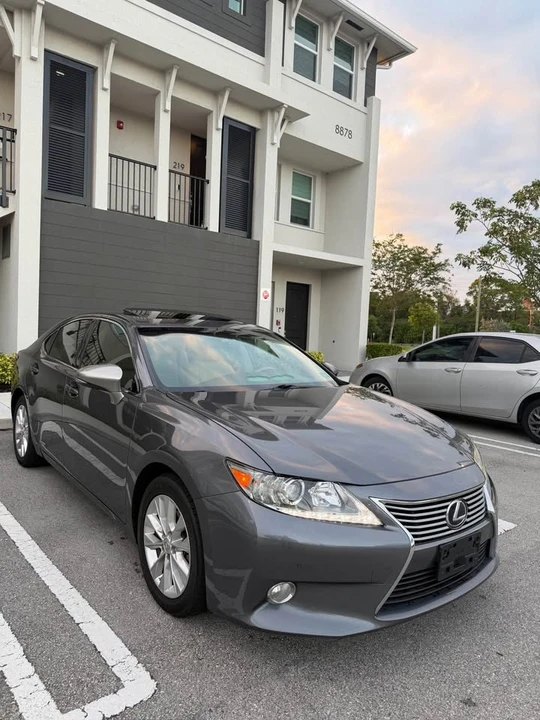2013 Lexus ES 6th Gen - Image 13 of 20
