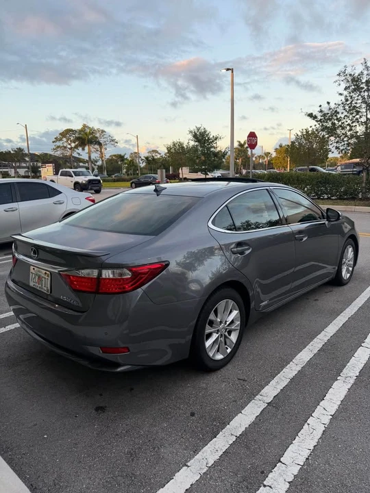 2013 Lexus ES 6th Gen - Image 15 of 20