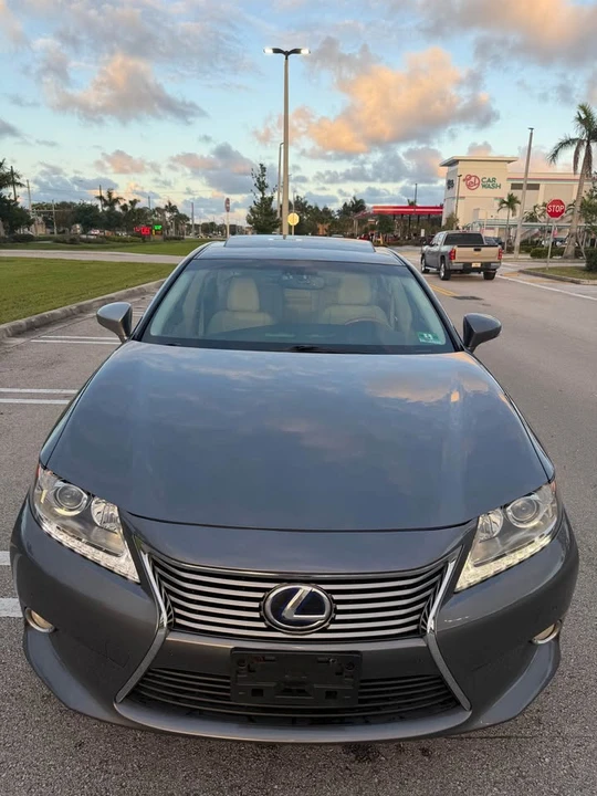 2013 Lexus ES 6th Gen - Image 7 of 20