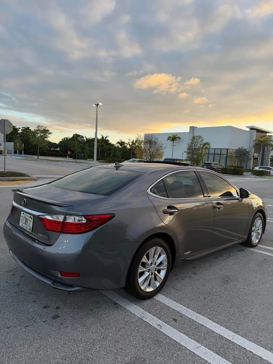 2013 Lexus ES 6th Gen - Image 2 of 20